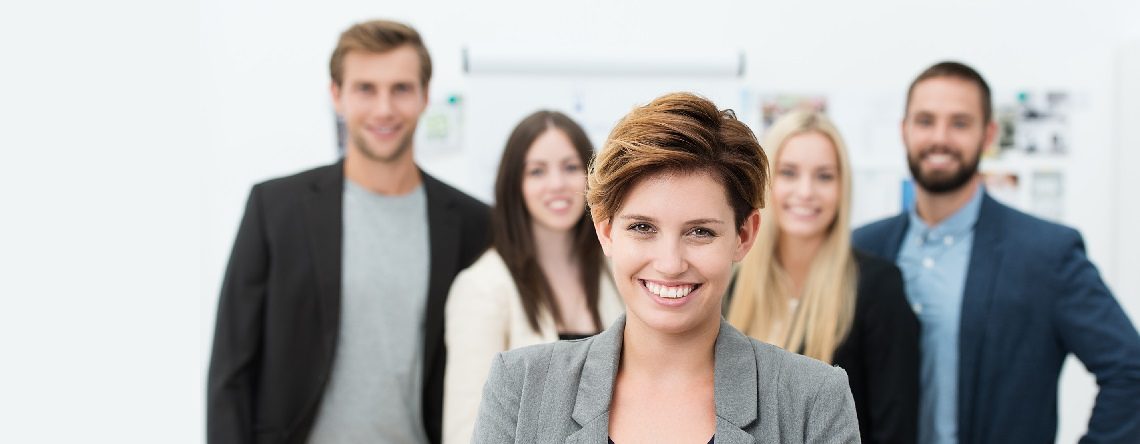 lächelnde junge bewerberin Schlagwort(e): bewerbung, karriere, business, ausbildung, gruppe, team, bewerber, assessment-center, mappe, bewerbungsmappe, arbeitsmarkt, vorstellungsgespräch, bewerbungsgespräch, erfolg, zusammenarbeit, büro, mitarbeiter, angestellte, workshop, selbstbewusst, arme verschränkt, studium, bildung, job, berufseinstieg, kollegen, mädchen, geschäftsleute, jung, arbeit, azubi, geschäftsmann, flipchart, geschäftsfrau, zusammen, frauen, männer, 5, stehen, motivation, dynamisch, arbeiten, job, beruf, firma, unternehmen, personen, menschen, leute, lächeln, 20-30, 20s, bewerbung, karriere, business, ausbildung, gruppe, team, bewerber, assessment-center, mappe, bewerbungsmappe, arbeitsmarkt, vorstellungsgespräch, bewerbungsgespräch, erfolg, zusammenarbeit, büro, mitarbeiter, angestellte, workshop, selbstbewusst, arme verschränkt, studium, bildung, job, berufseinstieg, kollegen, mädchen, geschäftsleute, jung, arbeit, azubi, geschäftsmann, flipchart, geschäftsfrau, zusammen, frauen, männer, 5, stehen, motivation, dynamisch, arbeiten, beruf, firma, unternehmen, personen, menschen, leute, lächeln, 20s
