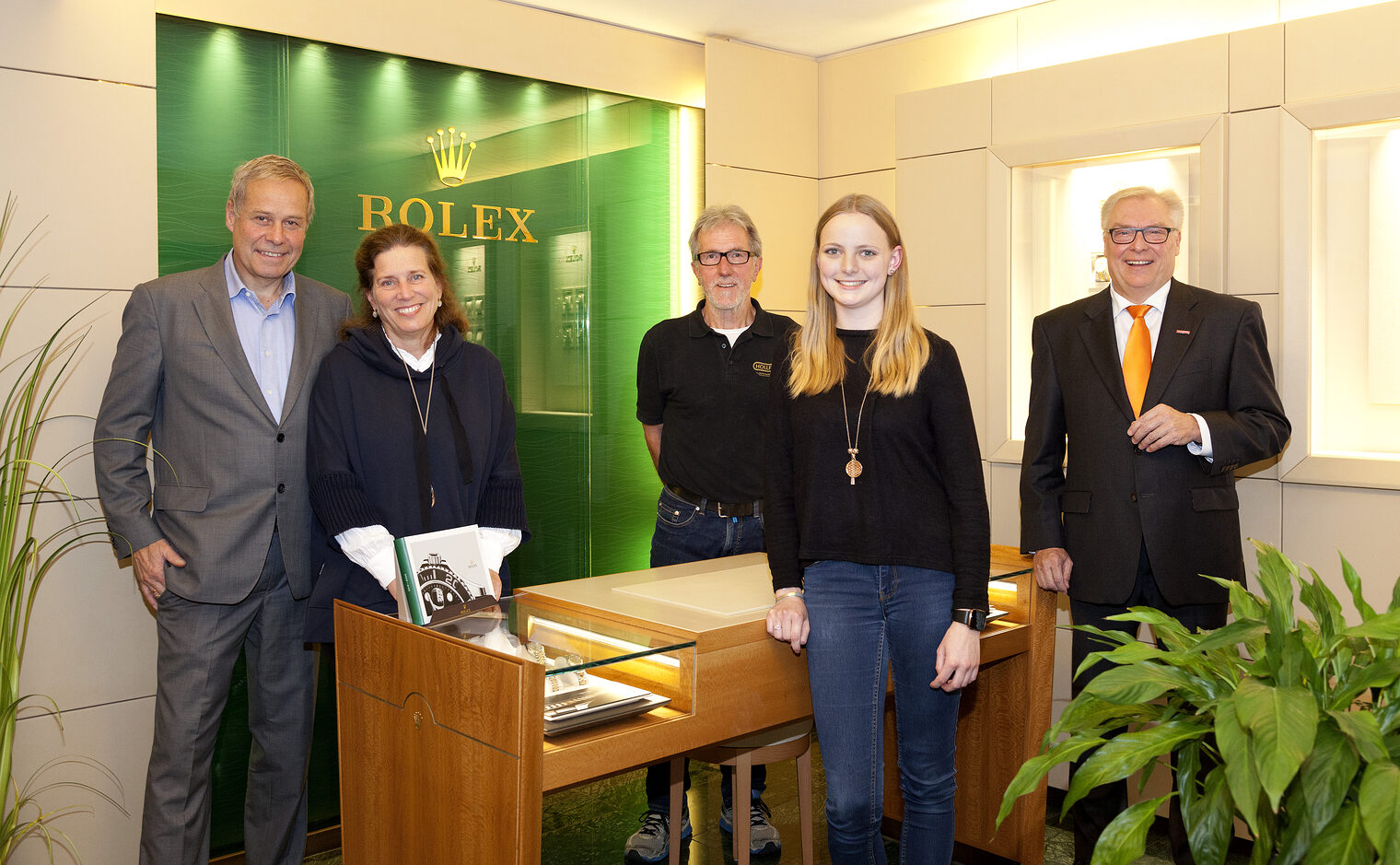 v.l.: Geschäftsinhaber Winfried Hollfelder, Karin Hollfelder, Ausbilder Jürgen Budig, Goldschmiedin Julia Zündt, Präsident Hans-Peter Rauch