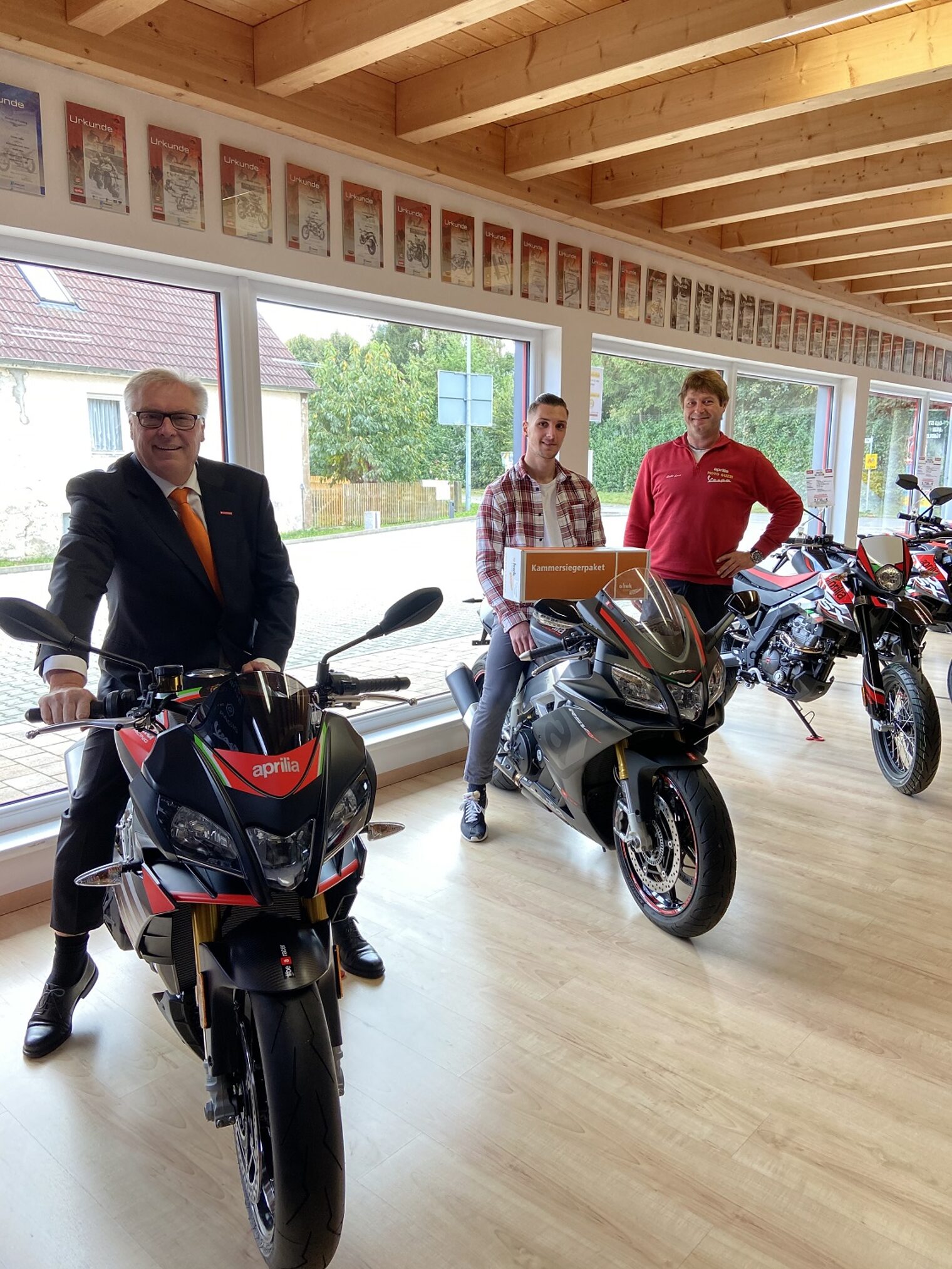 v.l. HWK-Präsident Hans-Peter Rauch, Kammersieger (Zweiradmechatroniker) Tom Baamann und Günter Laure, Geschäftsführer der Motorradtechnik Laure GmbH