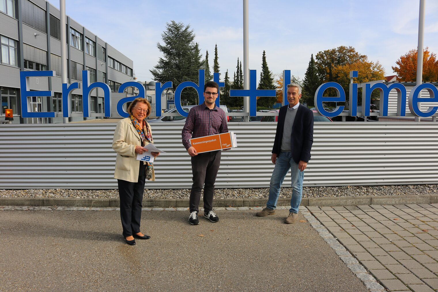 v.l. Ausbilder Peter Schnitzlein, Vorsitzende der Geschäftsführung Hannelore Leimer, Kammersieger Systemelektroniker Luca del Papa, Präsident Hans-Peter Rauch 