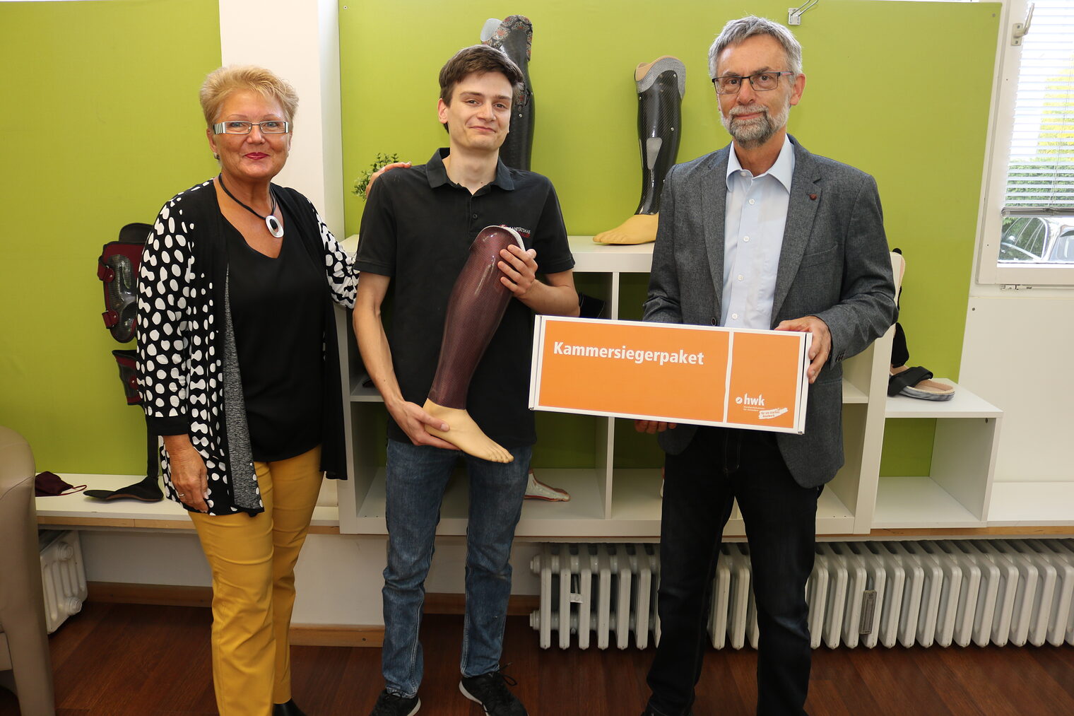 v.l. Renate und Dietmar Lindauer, Kammersieger Orthopädietechnik-Mechaniker Elija Neumann