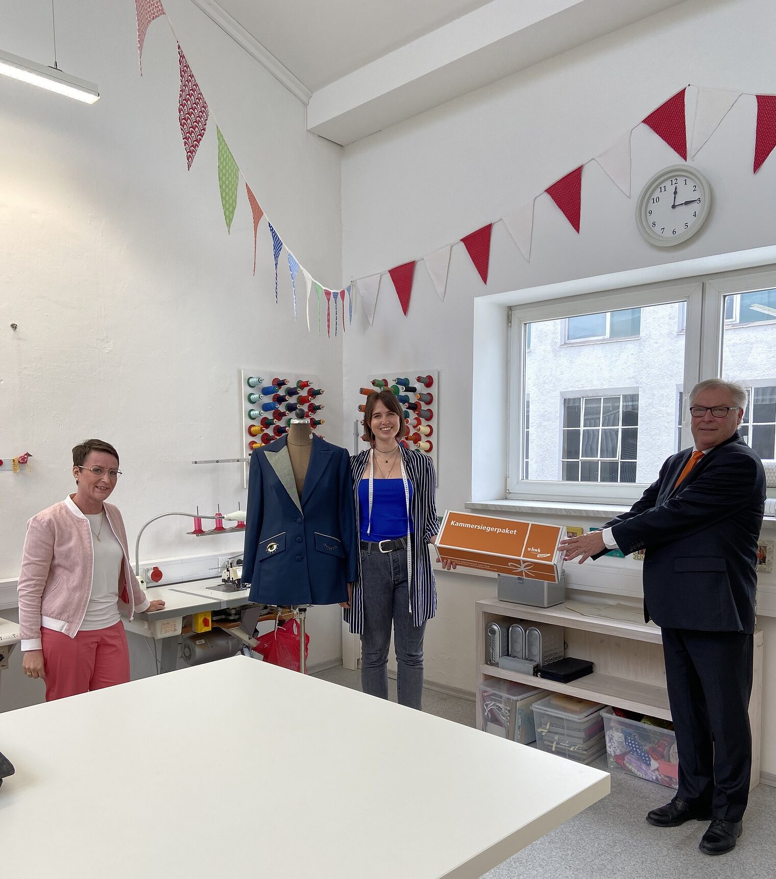 v.l. Eva Gutmayr, Ausbilderin am Staatstheater Augsburg, Damenschneiderei, Kammersiegerin (Maßschneiderin, Schwerpunkt Damen) Sara Naumann und HWK-Präsident Hans-Peter Rauch 