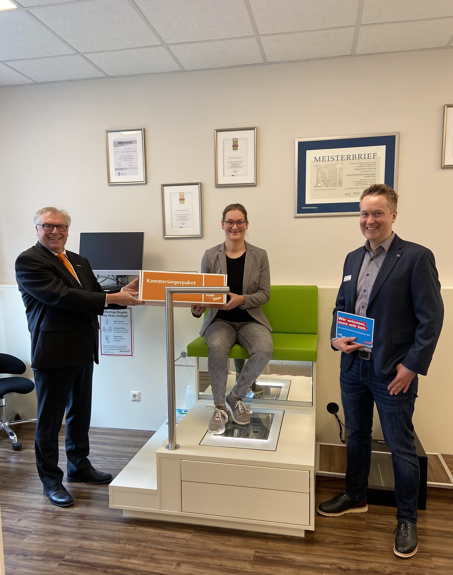 v.l. HWK-Präsident Hans-Peter Rauch, Kammersiegerin (Orthopädieschuhmacherin) Julia Trollmann und Stefan Ziegler, Ausbilder und Inhaber von Orthopädie-Schuhtechnik Stefan Ziegler e.k., Augsburg