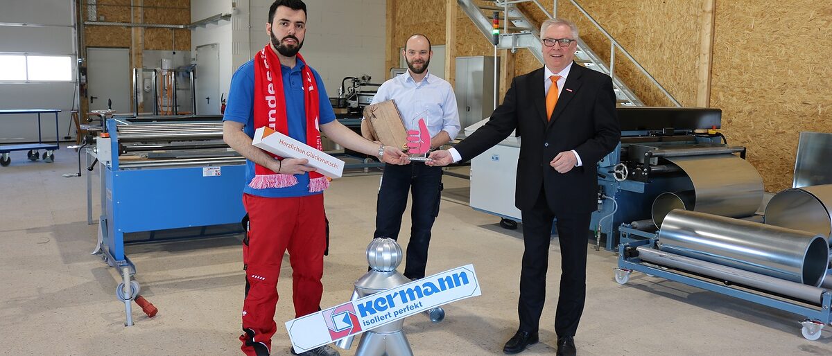 Kastriot Loshaj (I. BS und 1. Platz die Gute Form Wärme-, Kälte und Schallschutzisolierer), Tobias Kermann (Ausbilder und GF Kermann Isolierungen GmbH), Hans-Peter Rauch (HWK-Präsident) Kastriot Loshaj (I. BS und 1. Platz die Gute Form Wärme-, Kälte und Schallschutzisolierer), Tobias Kermann (Ausbilder und GF Kermann Isolierungen GmbH), Hans-Peter Rauch (HWK-Präsident)