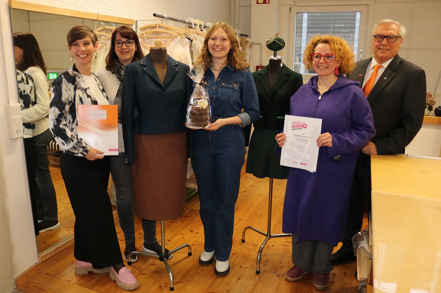 Firmenbesuch mit Geschenkübergabe bei Staatstheater Augsburg: v. l.: Ausbildungsleiterin Claudia Neumann, Andrea Klaus, 2. Bundessiegerin Bianca Sturm, Leiterin Kostümabteilung Katja Schröpfer, HWK Präsident Hans-Peter Rauch