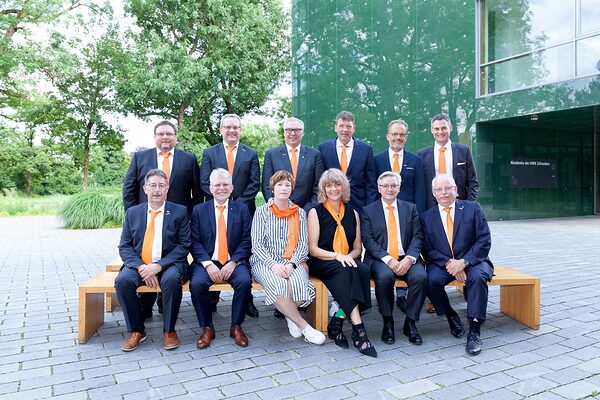 Der neue Vorstand der HWK Schwaben: (vorne von links) Peter Herbst, Wolfgang Zettler, Bianka Zweer, Sandra Gareiß,Werner Luther, Claus Krajewski; (hinten von links) Markus Eberle, Vizepräsident Konrad Rebholz, HWK-PräsidentHans-Peter Rauch, Vizepräsident Alexander Huber, Joachim Puhle, Tobias Steinhauser.