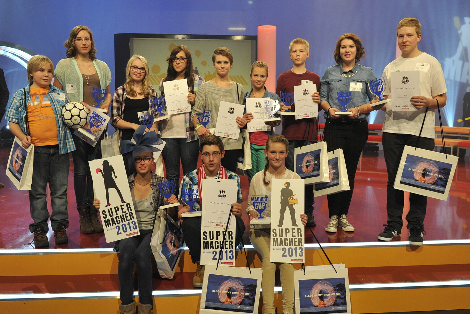 alle 12 Kandidaten des Supermacher-Finales 2013 in den BR-Studios in Unterföhring alle 12 Kandidaten des Supermacher-Finales 2013 in den BR-Studios in Unterföhring