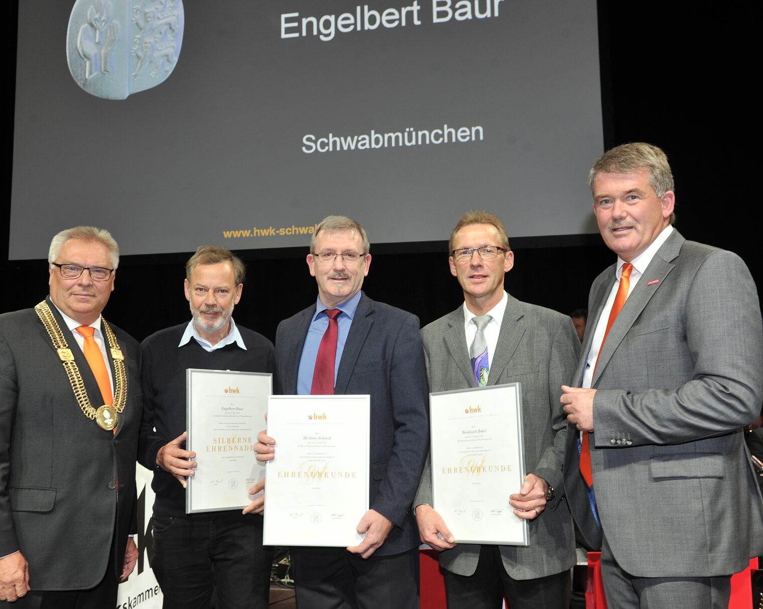 Ehrung für langjähriges ehrenamtliches Engagement: HWK Präsident Hans-Peter Rauch, Engelbert Baur (Silberne Ehrennadel), Herbert Schmid (Ehrenurkunde), Bernhard Zobel (Ehrenurkunde) und HWK-Hauptgeschäftsführer Ulrich Wagner