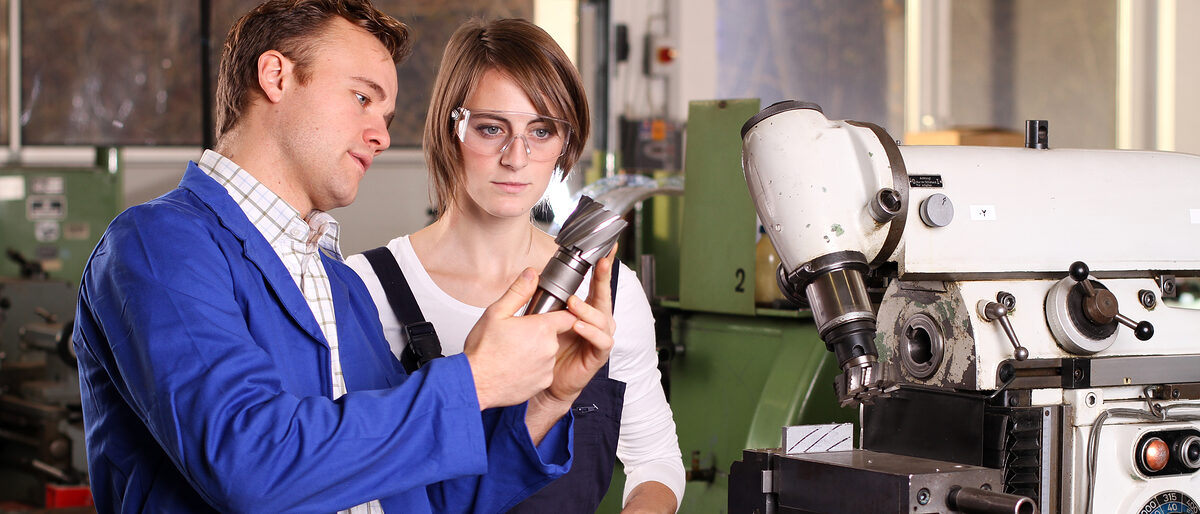 fräsmaschine, jugendlicher, jugendlich, ausbildungswerkstatt, berufsausbildung, teamwork, azubis, maschine, maschinenarbeit, fertigung, industriemechaniker, in der industrie, azubi, auszubildender, ausbilder, ausbildungsplatz, lehrling, ausbildung, auszubildende, jugendliche, mechanikerin, mechaniker, ausbildungsberufe, beruf, metallverarbeitung, frau bei der arbeit, ausbildungsberuf, frau, mädchen, berufspraktikum, praktikantin, 18 jahre, weiblich, gruppe, bors, lehrlinge, personengruppe, gemeinsam, team, arbeitsklima, lehrmeister, gemeinschaft, besprechen, lernen, besprechung, zusammenarbeit, junge frau, fräskopf, fräsen, anleiten