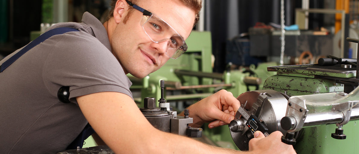 drehmaschine, mechaniker, industriemechaniker, maschinenbau, facharbeiter, jugendlicher, jugendlich, berufsausbildung, in der industrie, ausbildungsberufe, qualittssicherung, fachkraft, qualittsmanagement, beim arbeiten, bei der arbeit, industrie, ausbildungswerkstatt, technischer beruf, qualitt, produktion, lehrwerkstatt, werkzeug, beruf, werkstatt, azubi, ausbildung, mann bei der arbeit, messmittel, genauigkeit, arbeit, kontrolle, fachkrftemangel, maschine, drehen, qualifizierung, arbeitnehmer, arbeiter, arbeiten, auszubildender, industrieaufnahme, industriehalle, junger mann, metallverarbeitung, daumen hoch, zeitarbeit, messen, schieblehre, messschieber, meschieber, drehbank